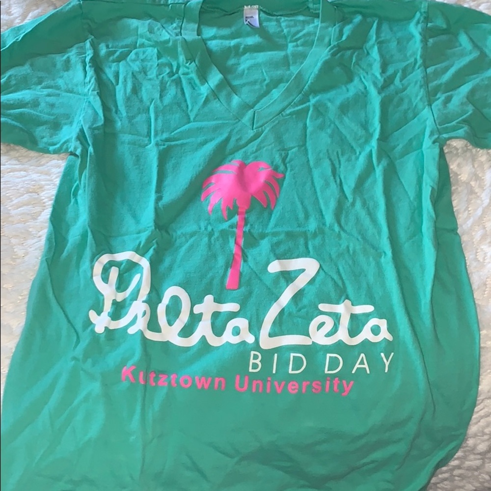 Small delta zeta bid day v neck